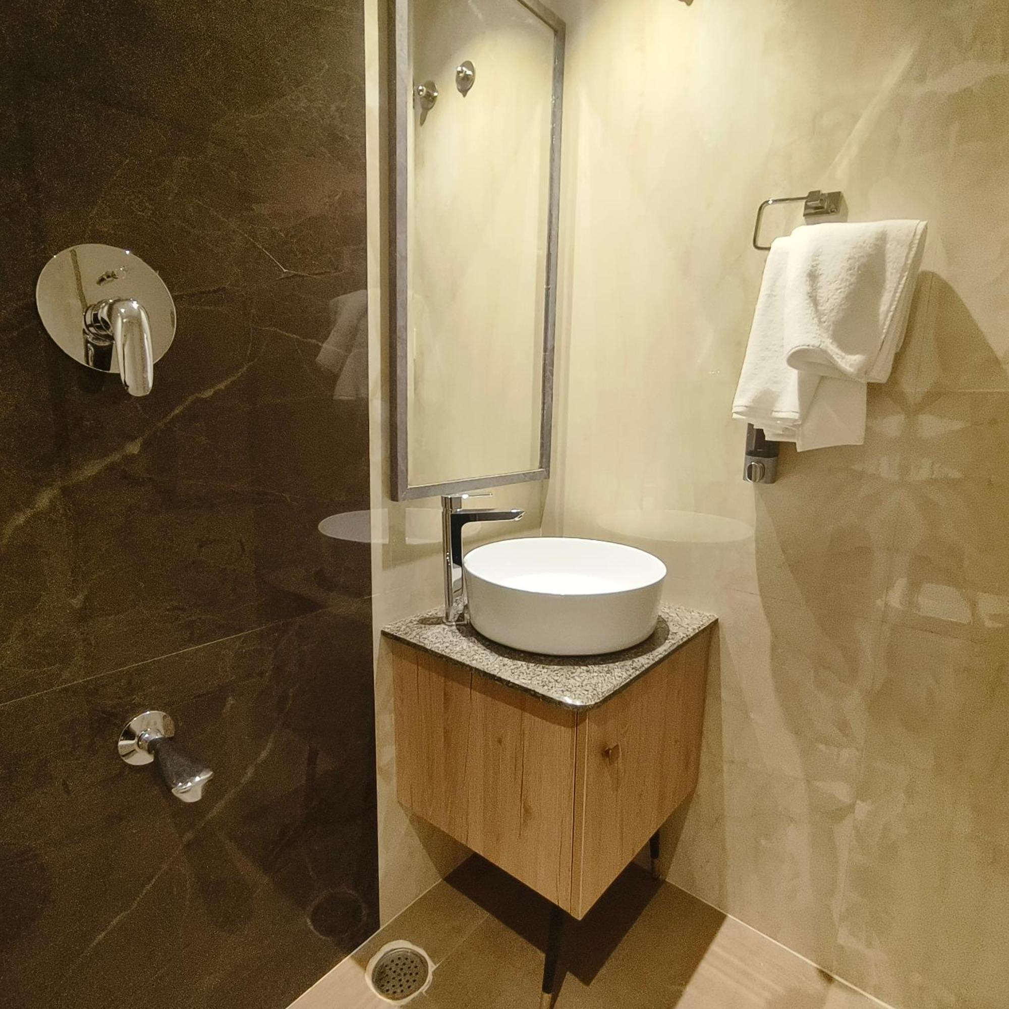 Olive Hotel Le Opera By Embassy Group Бангалор Екстериор снимка