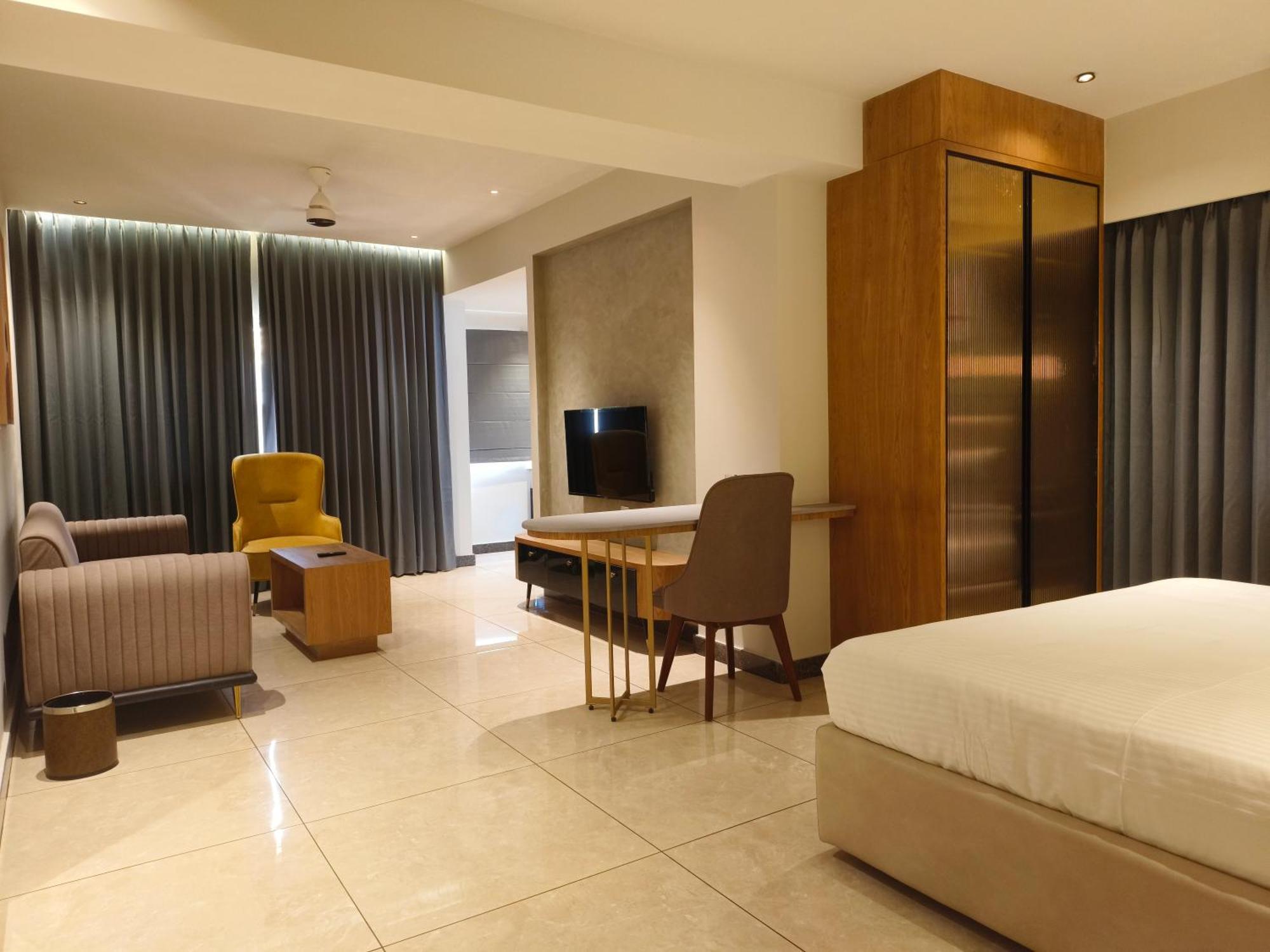Olive Hotel Le Opera By Embassy Group Бангалор Екстериор снимка